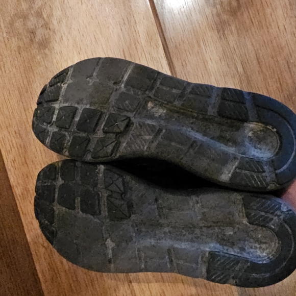Used Under Armour youth 6.5 black shoes - Picture 6 of 6
